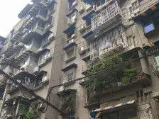 房子离轻轨近,出门就是公交站,有大型市场