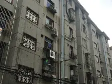 自住精装修,顶楼带阁楼,五百米到地铁站