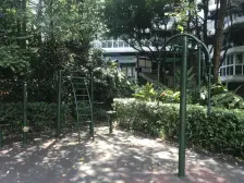 交通出行方便,轻轨旁边,住家3房。