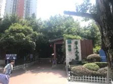 轻轨南山下+美梦错层+正看小区中庭。