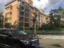 业主诚意出售,小区绿化好,停车方便,看房方便。