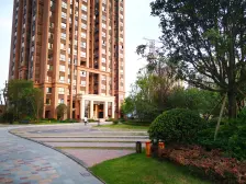 小区是次新小区 配套新 距离轻轨近 物业为龙湖物业