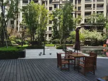 轻轨旁、住家精装修卧室看公园龙湖品质小区