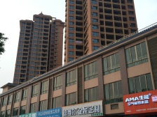 房屋是带精装的拎包入住 业主诚意出售 楼层好