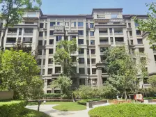 龙湖品质一楼带花园、小区门口就是公园轻轨