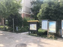 金山新城少有的双拼别墅,位置好,面积大,花园大!!