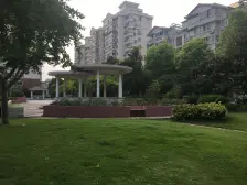 宝城三村 02年房龄 带阁楼 带露台 精装修 有钥匙