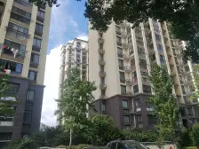 湖滨花园。电梯洋房。南北双阳台。湖景视野。毛坯上层。