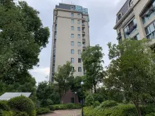 洋房带电梯;有露台;有两个车位