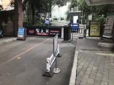 顶跃带屋顶果园屋顶很多果树一梯两户洋房近轻轨