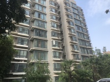 一楼朝南大标间带小院 双气 业主诚售