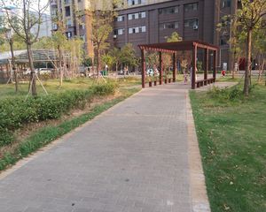 中建汇鑫花苑南北通透,采光好装修好,环镜优美中间楼层