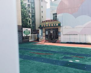 电梯房,顶楼有露台,近地铁口,使通用面积大,透性好