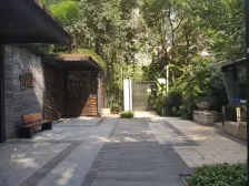 照母山 森林公园旁,99新板式叠拼别墅。急售!