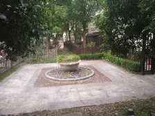 小区位置好,边套院子100平 采光很好 配套齐全