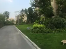 此房近地铁,交通便利,离轻轨400米左右