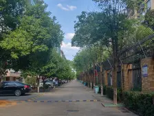 复式楼 户型方正 实际面积大 楼下带一个车库 和储藏间