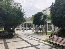 静安区,地铁800米,04年小区,一梯两户,南北通透。