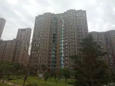 岭秀逸城精装修品牌家具家电,客厅大开间