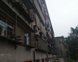 精装修双气小区停车免费,管理规范