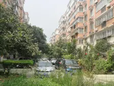 一楼带40平左右小院,01年大型社区,采光充足