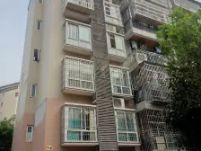 此房位置在轻轨站旁边,近商圈出行方便,近轻轨近公交