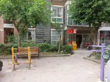 一年停车300块 轻轨站楼梯小户型 带屋顶花园