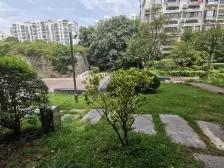 小区中心位置,得房率高,主卧朝南,装修齐全