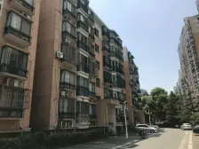 此房满五年,精装修,采光视线也很好,大四房拎包入住