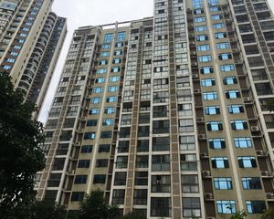 圭塘河边23年装修的房子大两房保养好从未出租