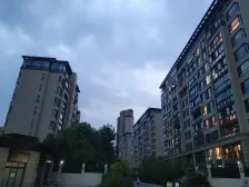 新上安静位置带露台一房,使用面积大,还有车位!