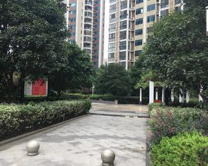 舒适,中间楼层视野好,临圭塘公园,不临高价