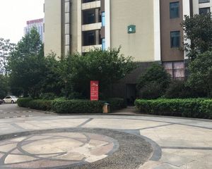 大五房,舒适,中间楼层视野好,临圭塘公园,不临高价