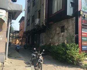 北京东路435号防疫站宿舍户型方正,采光好装修好,环镜优美近地铁视野好,诚心出售