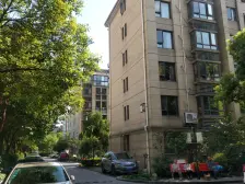 一年出一套,15平入户花园,得房率92%。3+1户型。