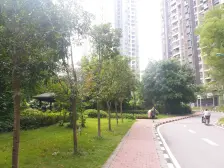 小区距离轻轨站100米,交通方便,户型方正,诚心出售