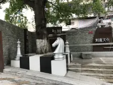 杨家坪商圈轻轨站旁,带露台三房