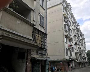 心卖点:房东诚心卖,采光好,楼层好,迪荡湖边