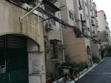 步行到地铁站约700米,中间楼层,采光佳,精装位置好