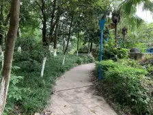 轻轨站旁边,总价低,配套成熟 。