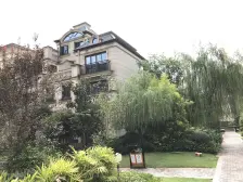 此房是别墅,采光足,小区环境优美,业主诚心出售。
