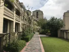 此房是别墅,采光足,小区环境优美,业主诚心出售。