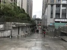 龙头寺狮子坪轻轨站旁,视野开阔