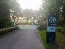 小区大门口距离地铁50米左右,出行方便,房子朝南的