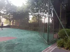 茶园轻轨洋房。1楼后花园。有露台有花。地下室2层