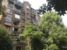 奶油风带花园和地下室 门口公园 近轻轨站 环境优美