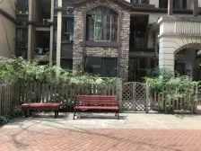 此房坐北朝南,户型方正,地上三层,带花园