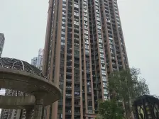 轻轨一号线万达广场旁,次新小区,龙湖物 三房朝中庭