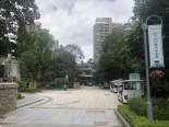 小区大门一侧