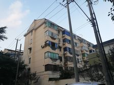 贝港精装修带阁楼全明户型出门就是公交车站